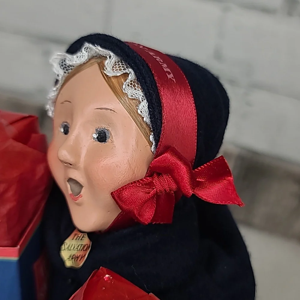 Byers' Choice Caroler Collectible 2005 Salvation Army Woman with Shopping Bags
